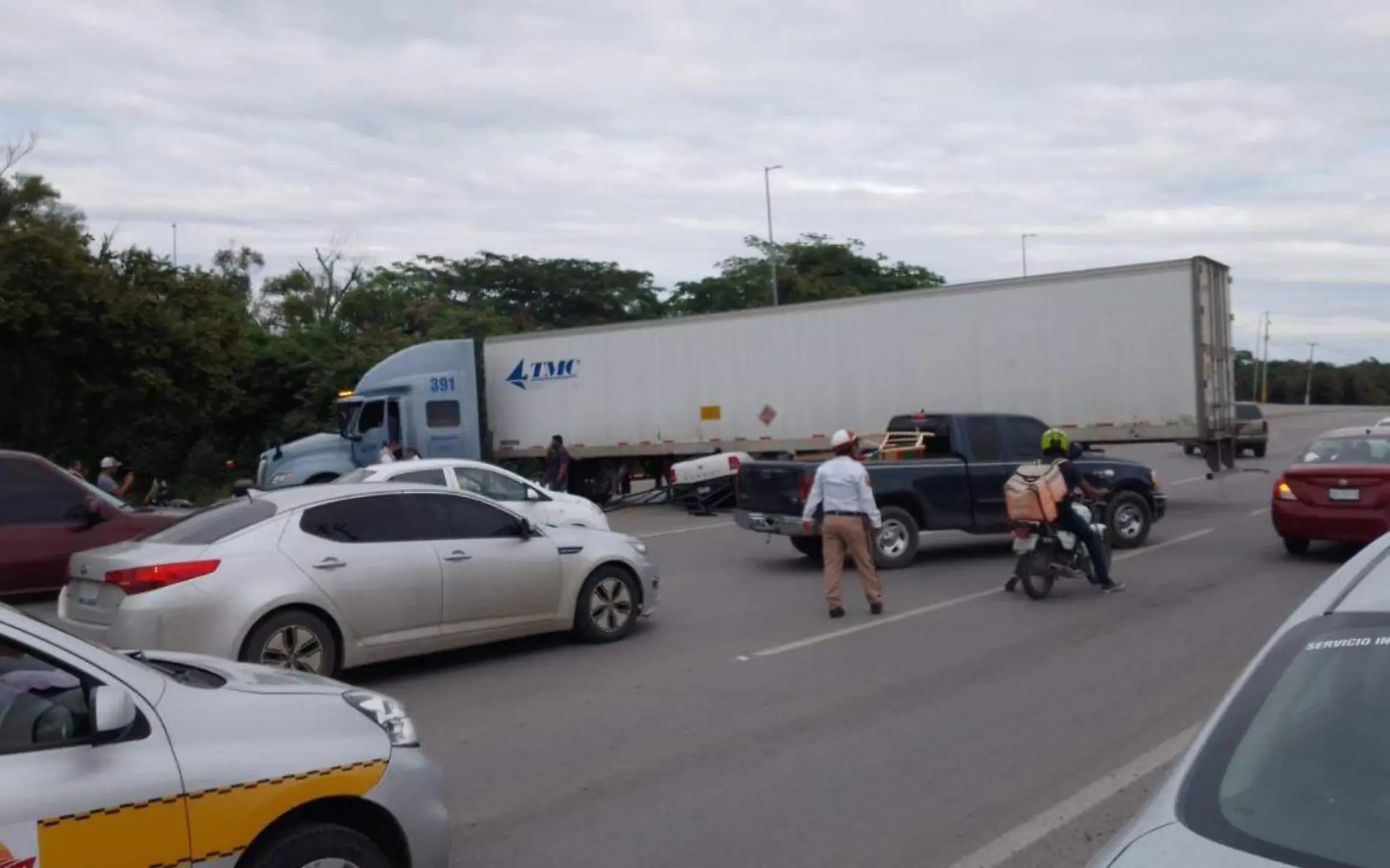 Conductor resultó lesionado al chocar y  quedar prensado debajo de un trailer Tránsito de Altamira (1)